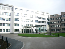Blick auf das Behördengebäude
