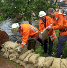 Feuerwehr und Anwohner arbeiten Hand in Hand