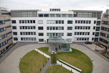 Blick auf das Behördengebäude