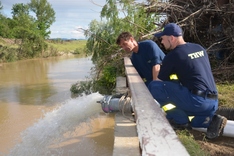 THW-Kräfte pumpen das Wasser ab