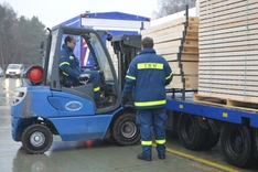 Das Verladen von Materialien ist eine wichtige Aufgabe im Rahmen der Flüchtlingshilfe
