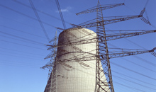 Blick auf einen Strommast und einen Kühlturm