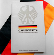 Grundgesetz auf Deutschlandflagge